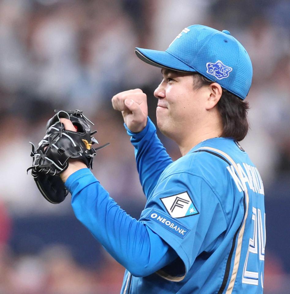 　完封勝利を飾り、ガッツポーズする金村（撮影・立川洋一郎）