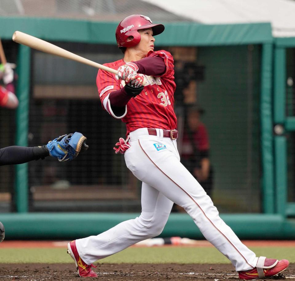 　２回、先制３ランを放つ中島