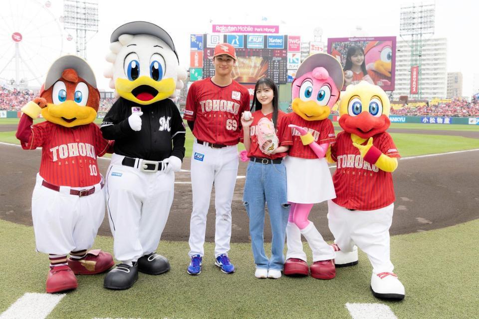 　楽天戦で始球式を行った久保史緒里（楽天野球団提供）