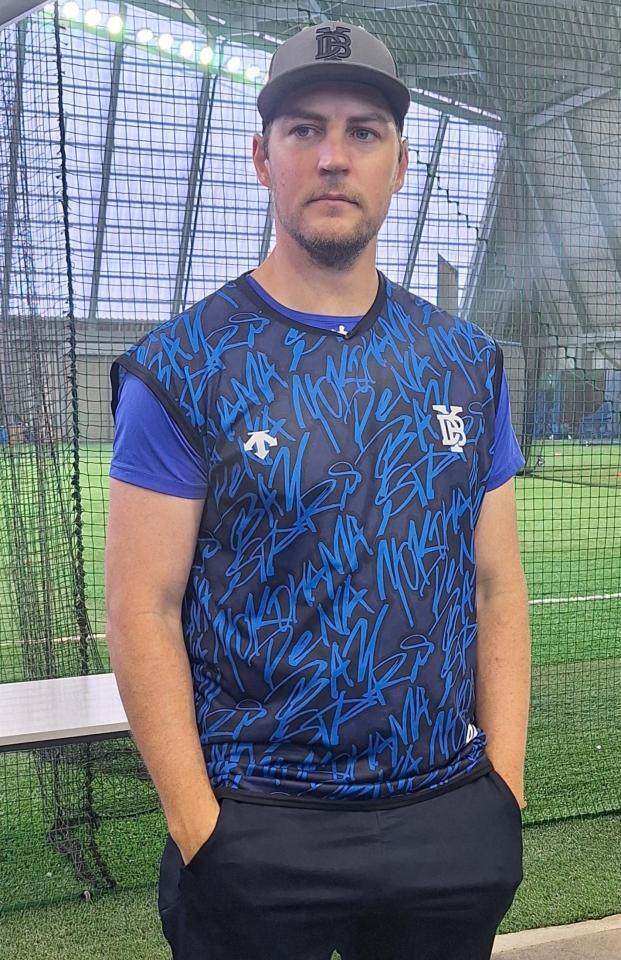 　２２日の先発に向け調整後、囲み取材にやってきたバウアー