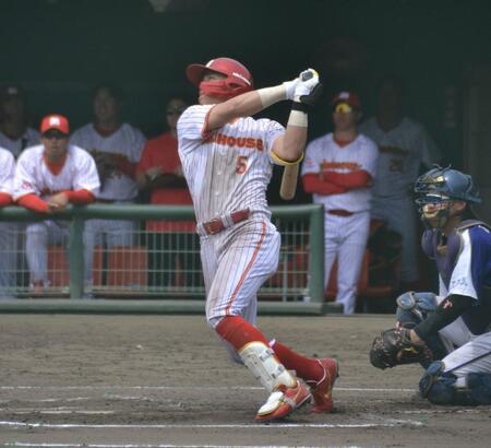 　鋭いスイングを繰り出すミキハウス・菊田