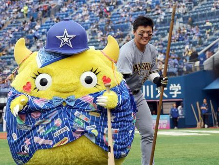 　ＤｅＮＡのマスコットとじゃれ合う前川（撮影・田中太一）