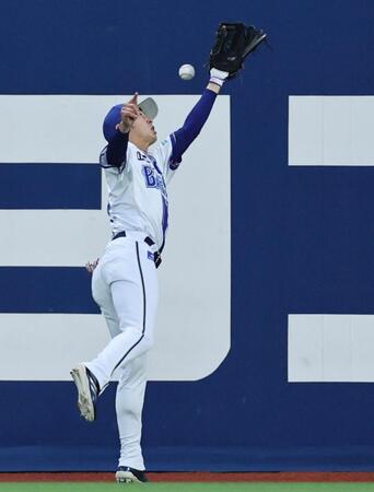 　２回、佐藤輝の打球にグラブを出すも三塁打にする度会（撮影・田中太一）