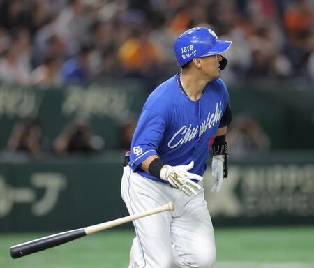 　５回、左越えソロを放つ中田（撮影・西岡正）