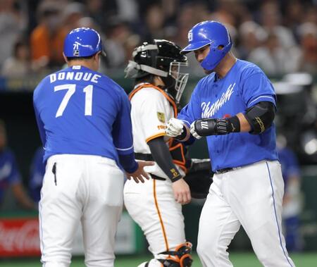 　５回、ソロを放ち、生還する中田（撮影・西岡正）