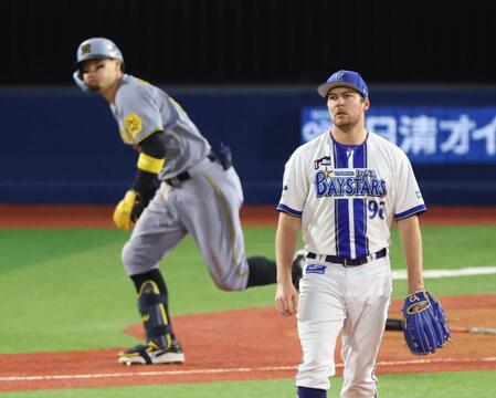 　４回、佐藤輝に適時二塁打を浴びるバウアー（撮影・金田祐二）