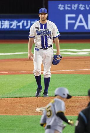 　７回、近本にソロ浴びたバウアー（撮影・金田祐二）