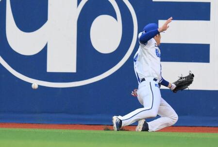 　２回、佐藤輝の打球を捕れず、後ろにそらす右翼手の度会（撮影・伊藤笙子）