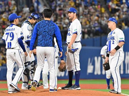 　６回、ピンチでバウアー（右から２人目）のもとに集まるＤｅＮＡナイン