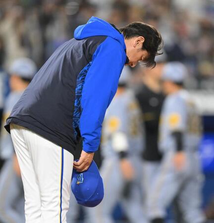 　カード初戦を落とし、スタンドに一礼する三浦監督（撮影・伊藤笙子）