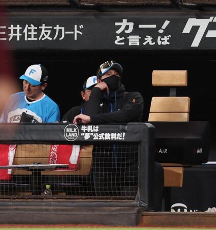 　８回、杉浦が２者連続本塁打を浴びて逆転され、厳しい表情の新庄監督（中央）＝撮影・中島達哉