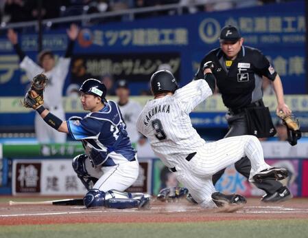 　６回、代打・寺地が遊撃内野安打を放ち、遊撃手・滝沢が一塁に悪送球。二走・角中が同点の生還