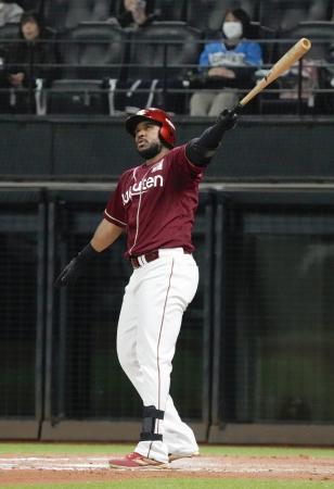 　８回楽天無死、フランコが左越えに勝ち越しとなる２者連続の本塁打を放つ＝エスコンフィールド