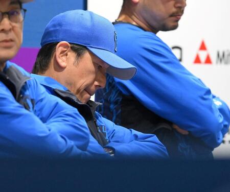 　７回、厳しい表情を見せる三浦監督（撮影・伊藤笙子）