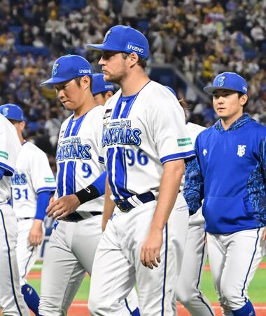 　阪神に敗れ、引き揚げるバウアーら