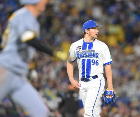 　７回、近本（手前）に右越えソロを浴びるバウアー（撮影・伊藤笙子）