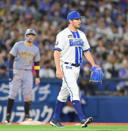 　６回、梅野の右飛で二走・佐藤輝（奥）が三塁に進塁し、ピンチを招くバウアー（撮影・伊藤笙子）