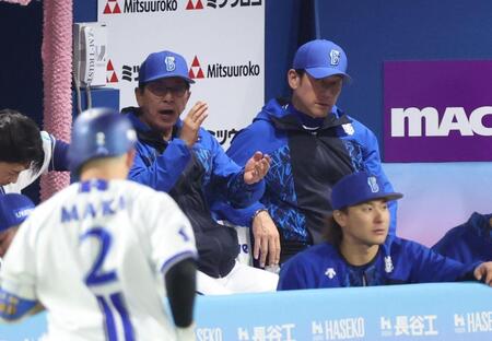 　ベンチで厳しい表情の三浦監督（後方右）＝撮影・金田祐二