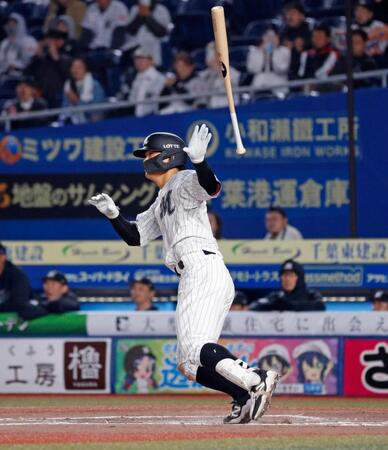 　１０回、中村奨が中前にサヨナラ打を放つ