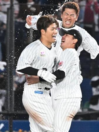 　１０回、サヨナラ打を放ち祝福される中村奨（左）