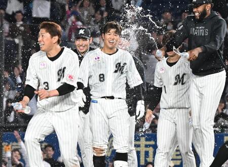 　１０回、サヨナラ適時打を放ち祝福される中村奨（中央）