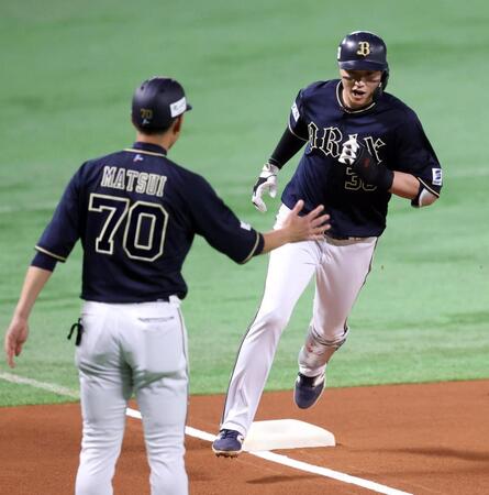 　１回、先制ソロ本塁打を放ち、三塁を回る広岡