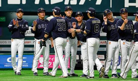 　ソフトバンクと引き分けたオリックスナイン。左端は岸田監督