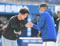 　筒香（右）とグータッチする及川（撮影・伊藤笙子）
