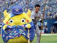 　ＤｅＮＡのマスコットとじゃれ合う前川（撮影・田中太一）