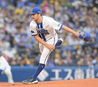 　力投する先発のバウアー（撮影・伊藤笙子）