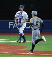 　２回、大山の右犠飛で佐藤輝の生還を許すバウアー（撮影・金田祐二）