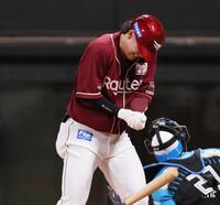 　２回、死球を受ける伊藤（撮影・中島達哉）