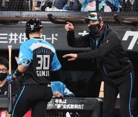 　２回、先制ソロを放った郡司（左）にレフト方向を指さす新庄監督（撮影・中島達哉）