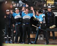 　２回、先制ソロを放った郡司（右から２人目）を迎える清宮幸（左）ら日本ハムナイン（撮影・中島達哉）