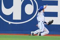 　２回、佐藤輝の打球を捕れず、後ろにそらす右翼手の度会（撮影・伊藤笙子）