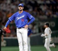 　３回、大城卓（右）にソロを浴びたマラー（撮影・西岡正）