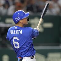 　５回、左越えソロを放つ中田（撮影・西岡正）