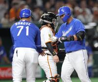 　５回、ソロを放ち、生還する中田（撮影・西岡正）