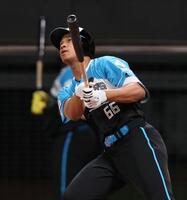 　６回、勝ち越しソロを放つ万波（撮影・中島達哉）