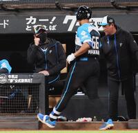 ６回、勝ち越しソロを放った万波（中央）を迎える新庄監督（左）＝撮影・中島達哉