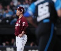 　６回、万波（右）に勝ち越しソロを浴びる藤井（撮影・中島達哉）