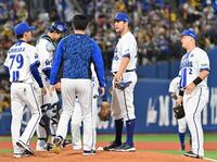 　６回、ピンチでバウアー（右から２人目）のもとに集まるＤｅＮＡナイン