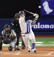 　７回、適時内野安打を放つ牧（撮影・金田祐二）