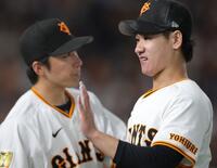 　８回を投げ終え、ナインとタッチを交わす井上（右）＝撮影・西岡正