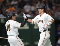 　３回、ソロを放ち、甲斐（左）とタッチを交わす大城卓（撮影・西岡正）