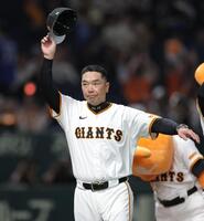 　中日に勝利し、スタンドに帽子を振る阿部監督（撮影・西岡正）