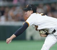 　４回、中日打線相手に力投する井上（撮影・西岡正）