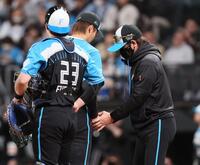 　８回、杉浦（中央）の交代を告げ、ボールをもらう新庄監督（右）＝撮影・中島達哉