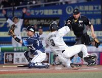 　６回、代打・寺地が遊撃内野安打を放ち、遊撃手・滝沢が一塁に悪送球。二走・角中が同点の生還