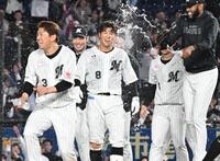 　１０回、サヨナラ適時打を放ち祝福される中村奨（中央）